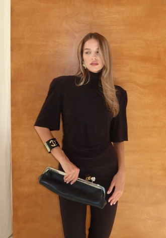 Футболка с объемными плечами