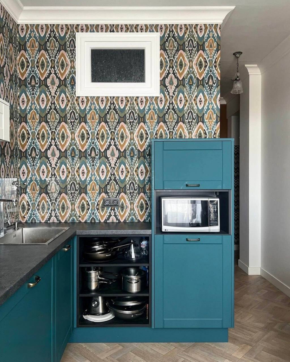 Классическая кухня с немецкой фурнитурой и фасадами Egger