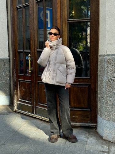 Короткий серый пуховик с мехом енота