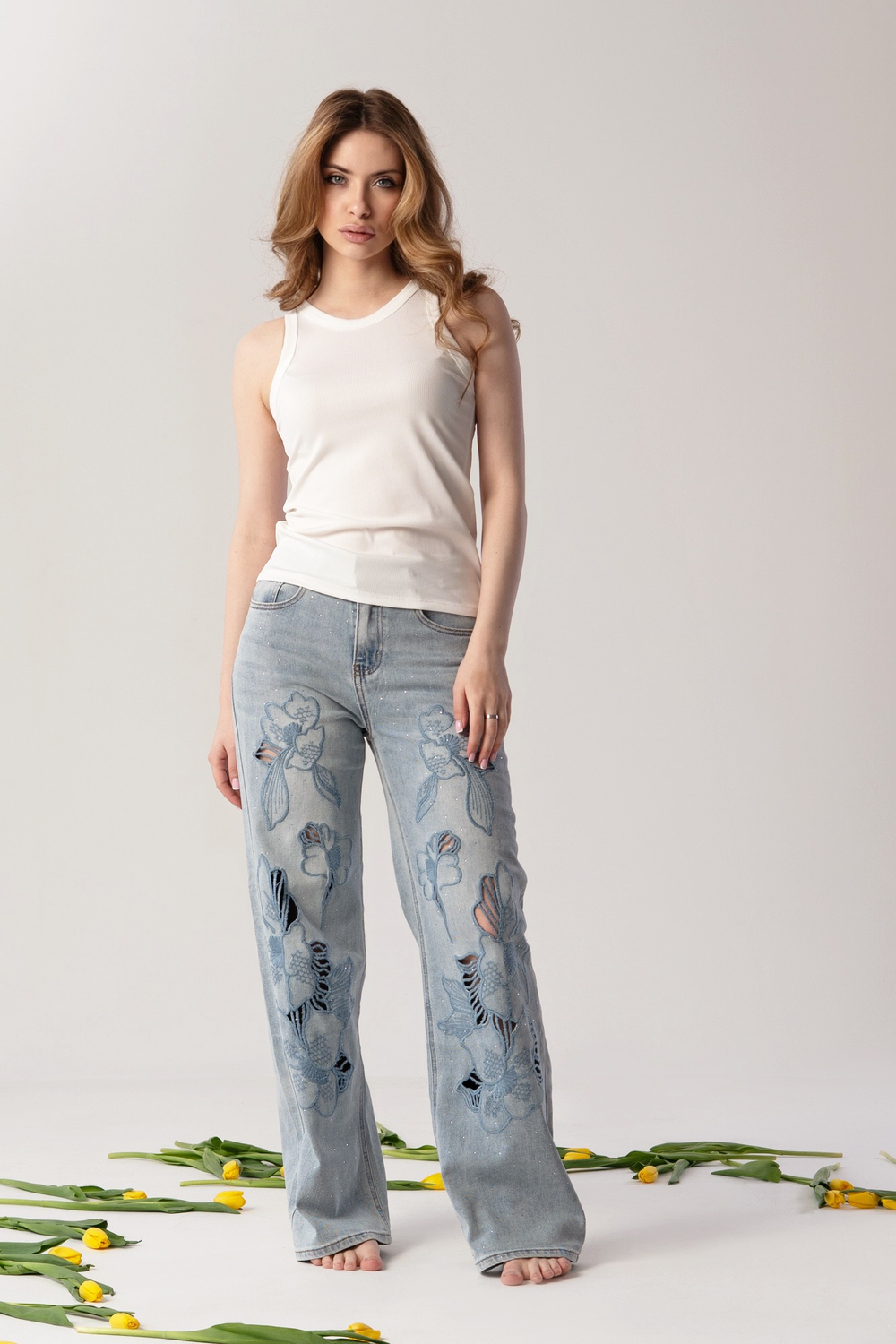 Джинсы с вышивкой