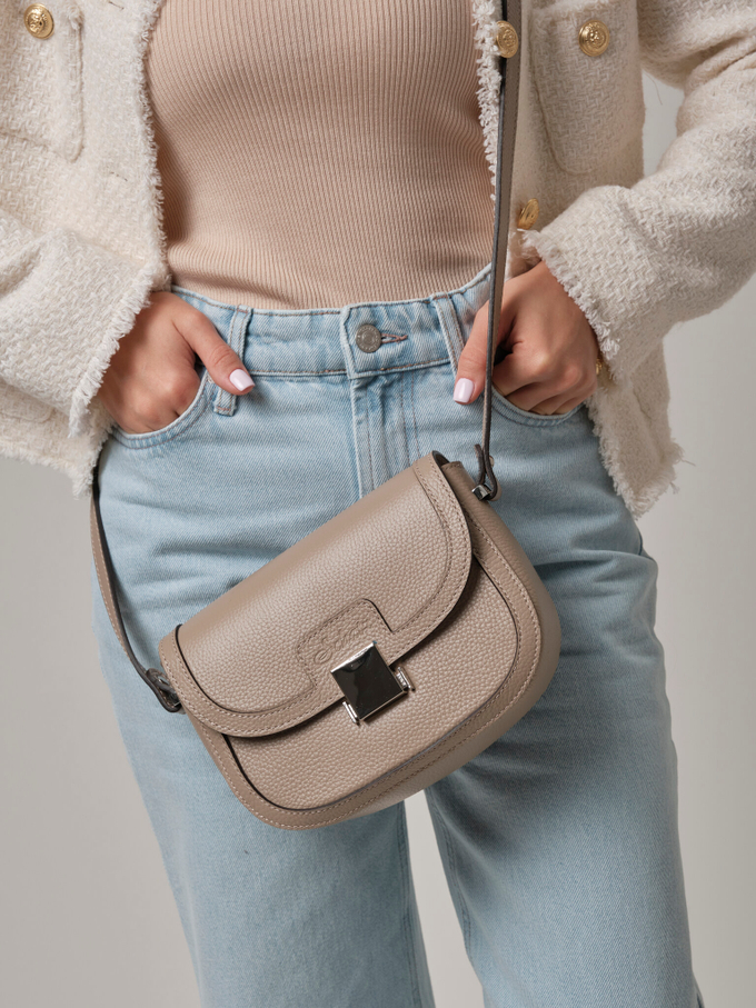 Сумка кожаная на плечо кросс-боди бежевая