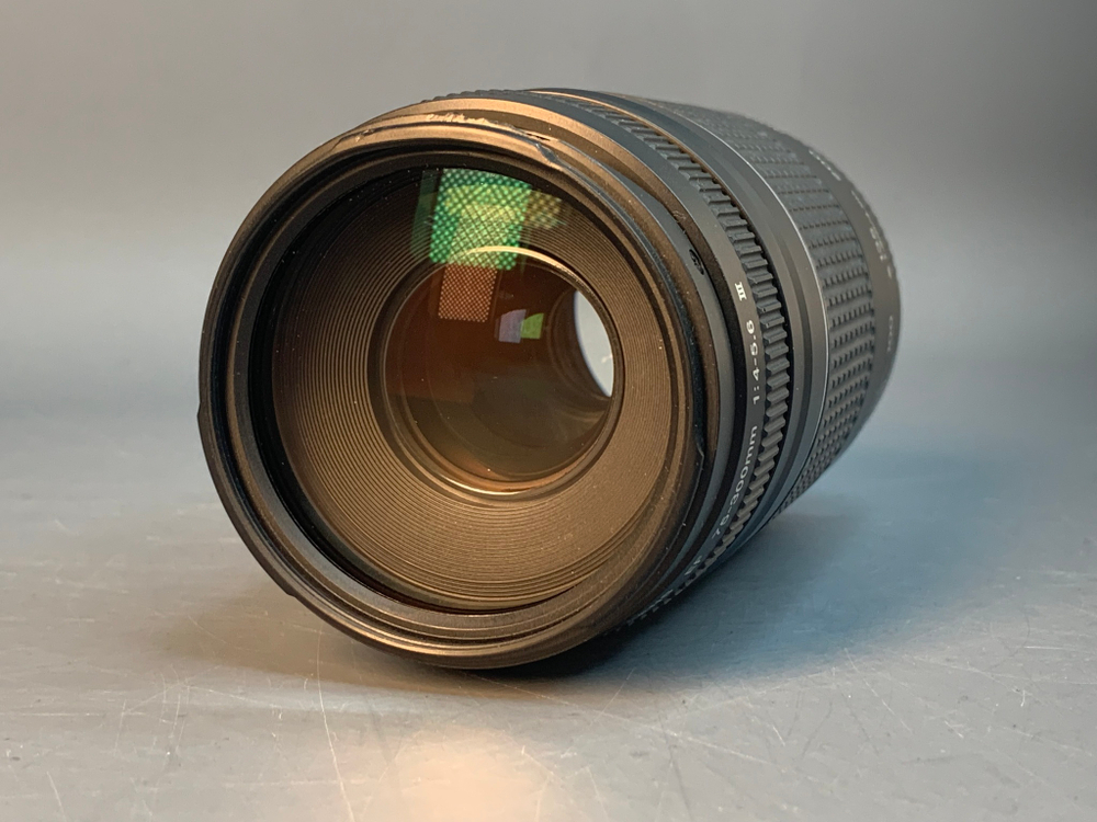 Canon EF 75-300mm 4-5.6 III скол на пластике