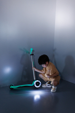 Самокат Maxi Micro Deluxe Glow (светящийся) LED зеленый мармелад