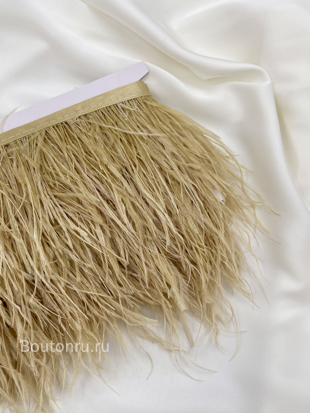 Перо льняного цвета