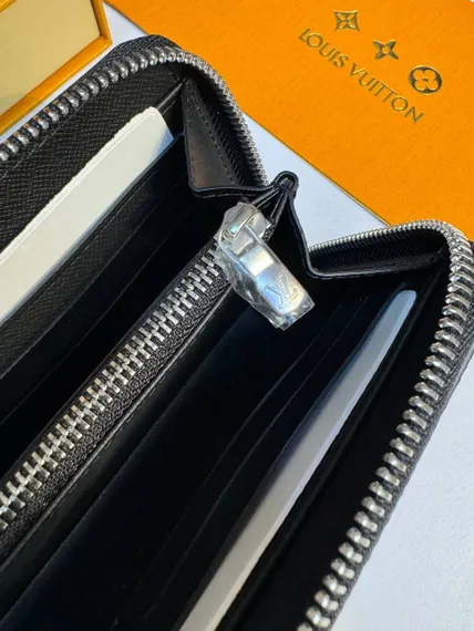 Кошелек Louis Vuitton Zippy Taiga Black