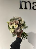 Свадебный букет из ранункулюсов, анемонов, брунии и одноголовых роз