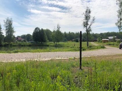 Вдоль пруда монтируется уличное освещение