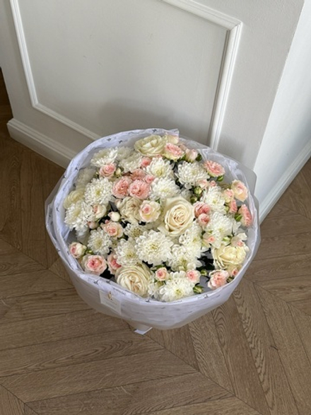 Букет из кустовых роз, одноголовых роз и хризантемы