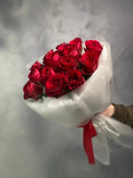 Букет 15 роз в оформление.