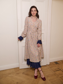 Платье с воротником стойкой