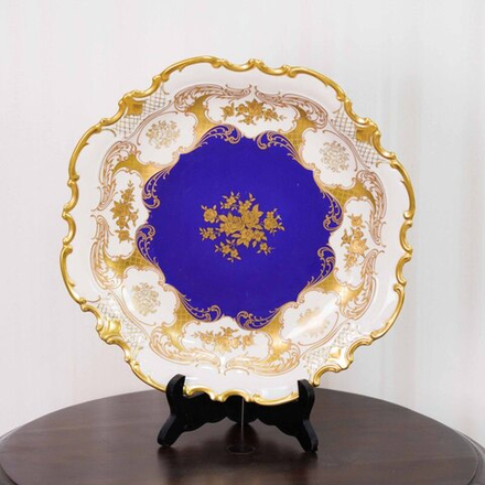 Декоративная тарелка с кобальтовым зеркалом и золочёным орнаментом