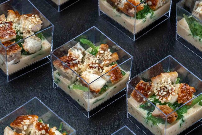 Веррин с угрем в кунжутном соусе и салатом чука, 12 шт.