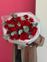 Моно букет из кустовых красных роз и эвкалипта