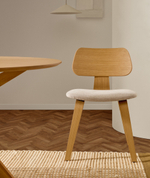 Стул Gena из бежевого шенилла с каркасом из шпона дуба и каучукового дерева