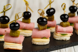 Канапе ветчина, сыр, корнишон, маслина