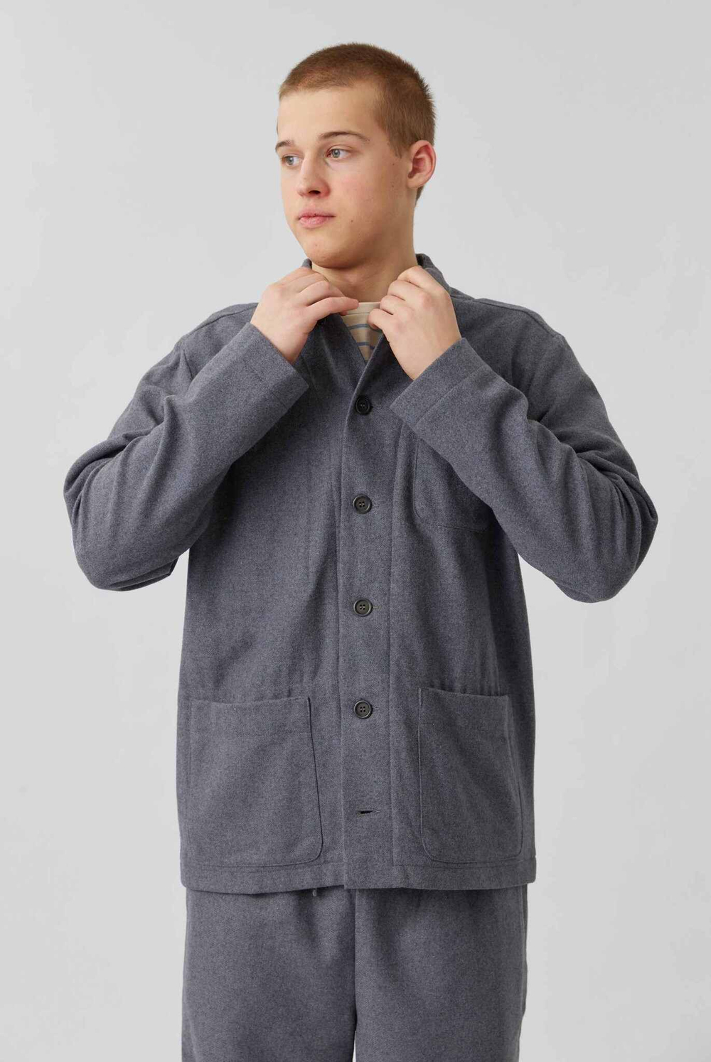 Верхняя мужская рубашка с карманами серого цвета