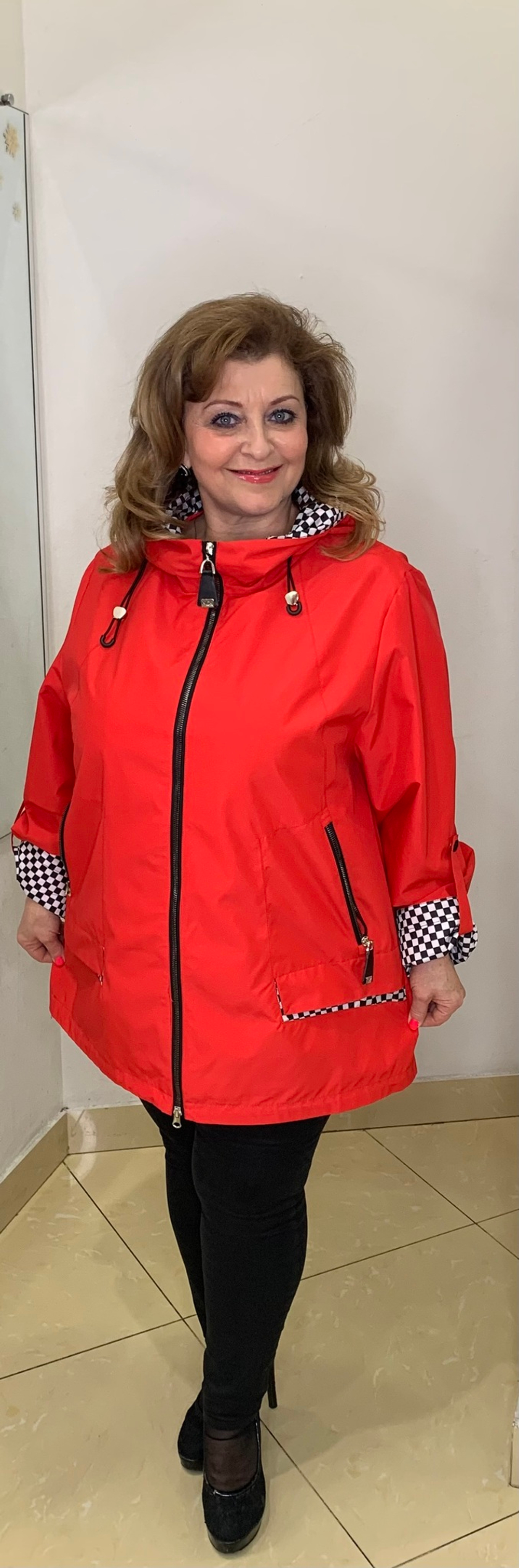 Модная красная комбинированная куртка