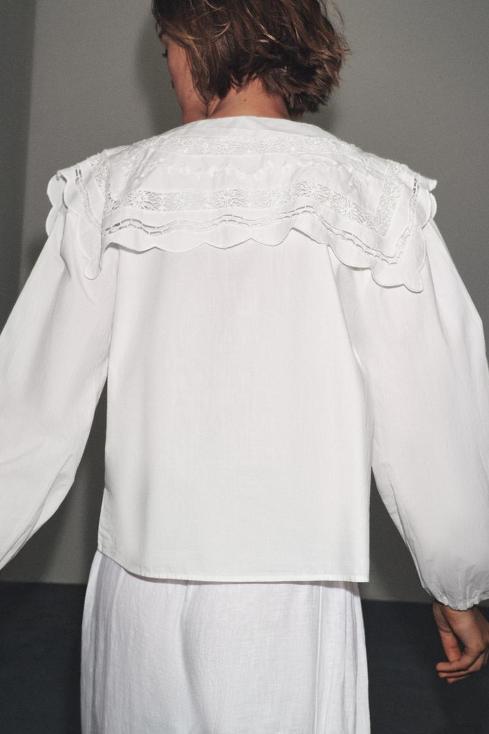 ZARA РУБАШКА ИЗ ПОПЛИНА С ВЫШИТЫМ ВОРОТНИКОМ — ZW COLLECTION, ЖЕЛТОВАТО-БЕЛЫЙ