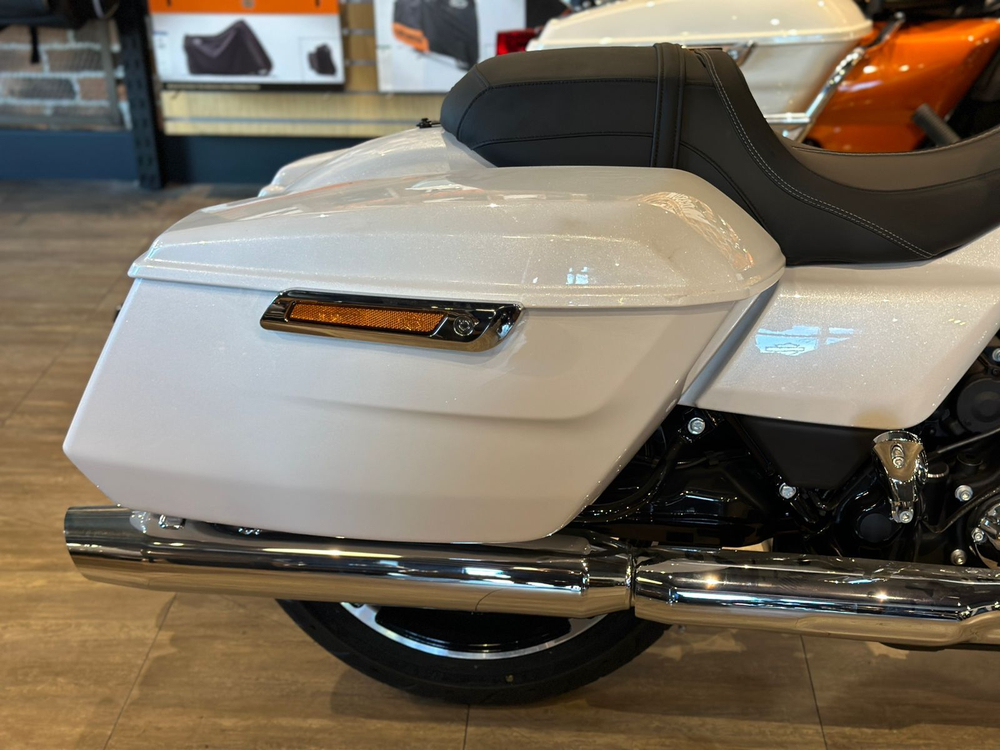 Harley-Davidson Road Glide 117, 2024 Onyx White/CHROME Trim