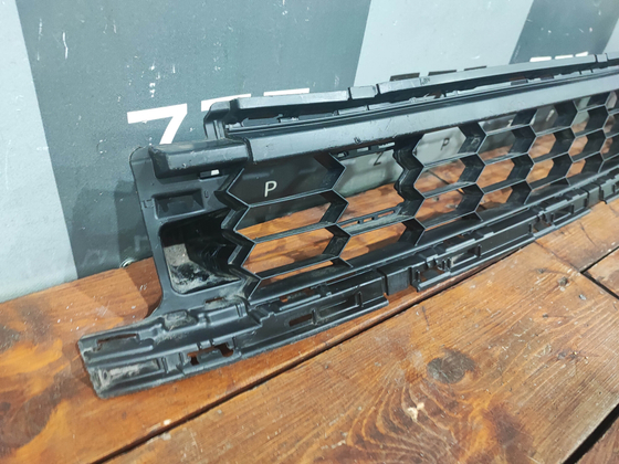 Решетка переднего бампера Skoda Karoq 17-нв Б/У Оригинал 57A853677A