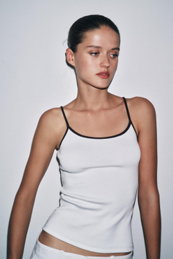 ZARA ФУТБОЛКА С КОНТРАСТНЫМИ БРЕТЕЛЯМИ, КОРИЧНЕВЫЙ/БЕЛЫЙ