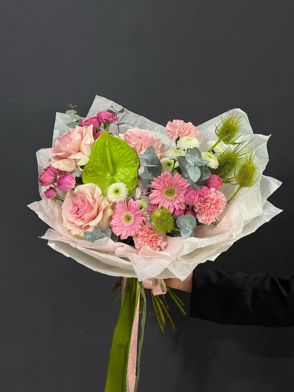 Авторский нежный букет с зеленым антуриумом