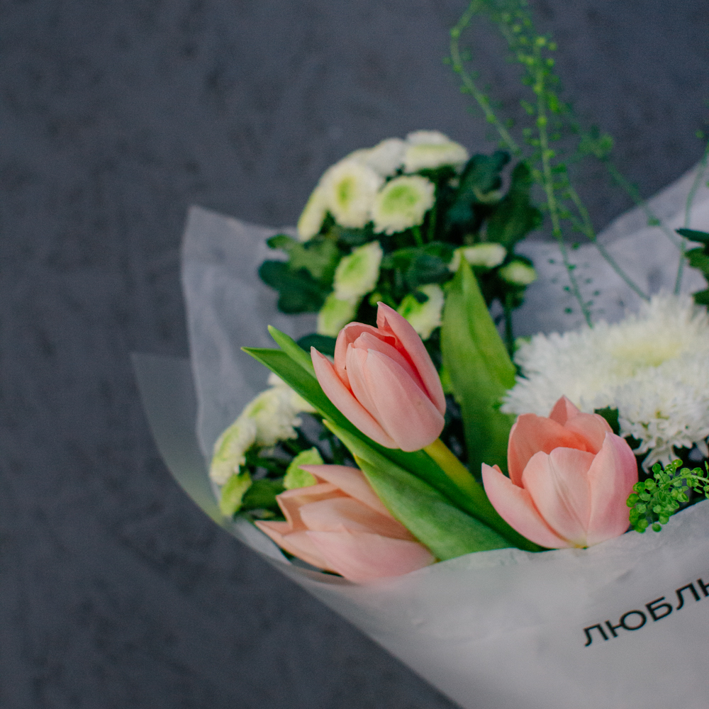 133. Свежий весенний букет с тюльпанами