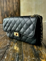 Женская сумка с цепочкой из натуральной кожи черного цвета