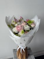 Букет из кустовых пионовидных роз, хризантемы, диантусов, ранункулюсов и хелеборуса