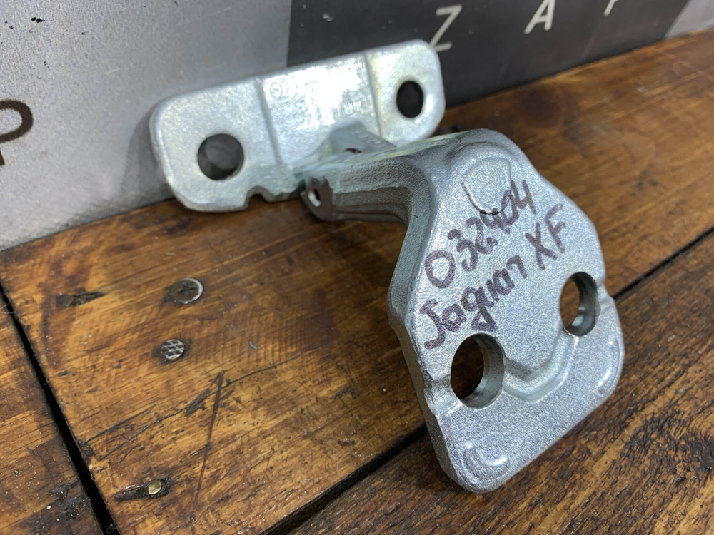 Петля двери левая нижняя Range Rover Evoque Б/У Оригинал LR042351