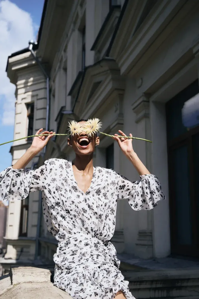 Mira, платье мини из молочного шифона с цветочным принтом, с розой