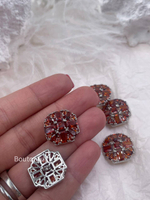 Пуговицы серебристые с красными (оранжевыми) цирконами