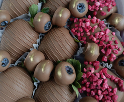 Клубника в шоколаде, бананы в шоколаде, голубика в шоколаде