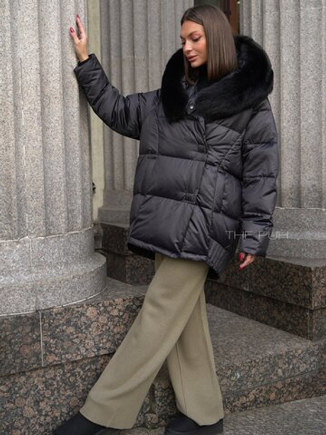 Черный пуховик с капюшоном и мехом песца