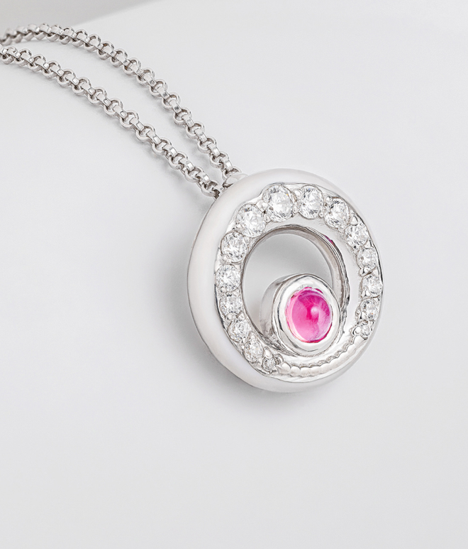 Подвес малый из серебра со вставками из выращенного рубина и бесцветных фианитов