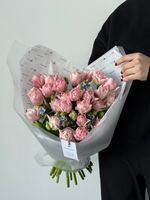 Букет из 27 розовых пионовидных тюльпанов и голубого оксипеталума