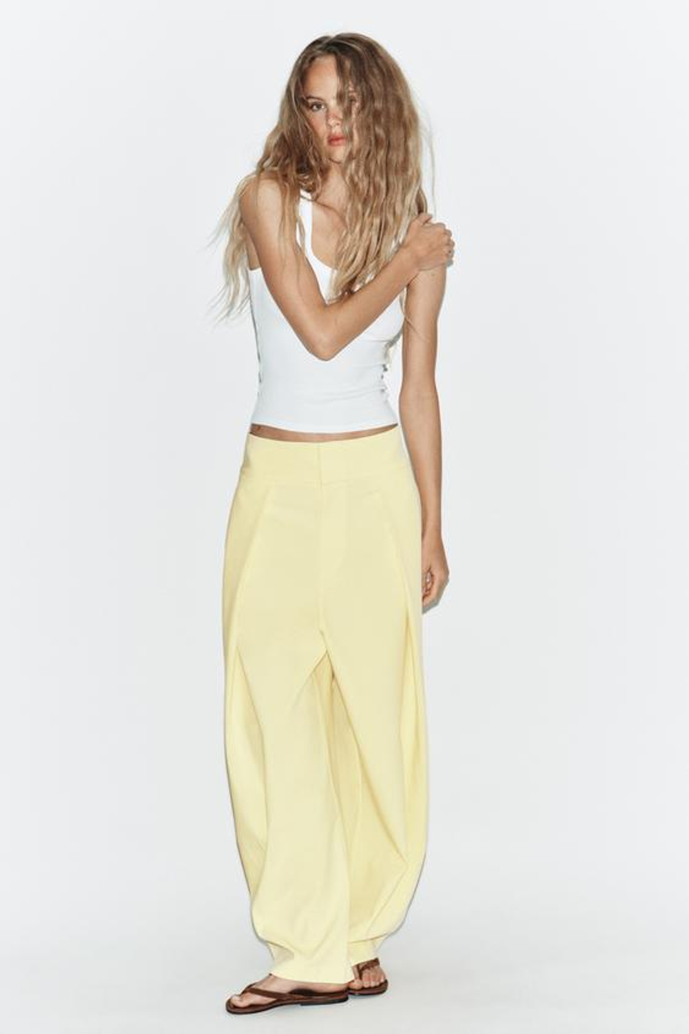 ZARA БРЮКИ BALLOON С ЗАЩИПАМИ, СВЕТЛО-ЖЕЛТЫЙ