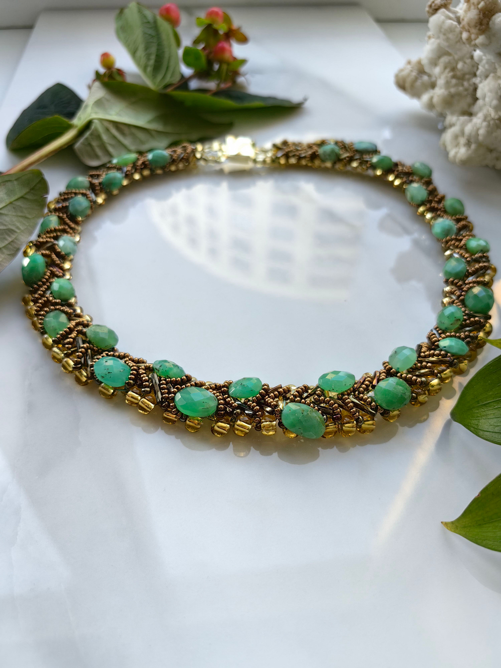 Колье из бисера "Змейка" ручной работы с камнем Гранат (гроссуляр)