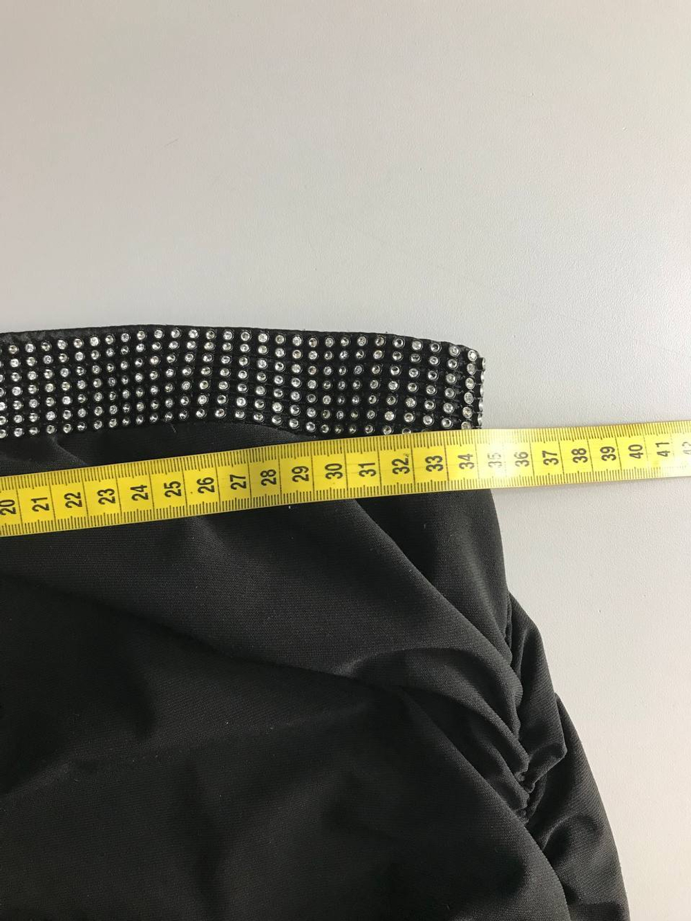 Платье с открытыми плечами и стразами, визуально 44 размер