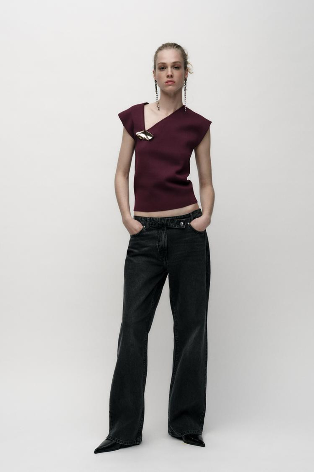 ZARA ТРИКОТАЖНЫЙ ТОП С ЗОЛОТИСТОЙ ДЕТАЛЬЮ, ЦВЕТ БУРГУНДСКОГО ВИНА