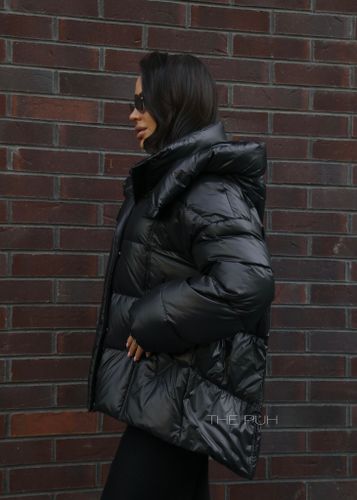 Черный пуховик с капюшоном
