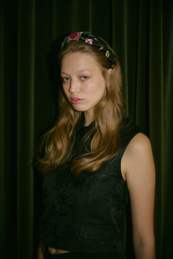 Ободок из гипюра с цветами