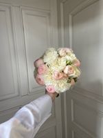 Свадебный букет из одноголовых роз, диантусов и кустовых пионовидных роз