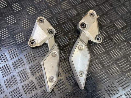 Кронштейны водительских подножек Yamaha FZ1 Fazer RN17