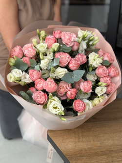 Элегантное сочетание пионовидные кустовых роз, лизиантуса и эвкалипта в воздушном букете от Флора Маркет