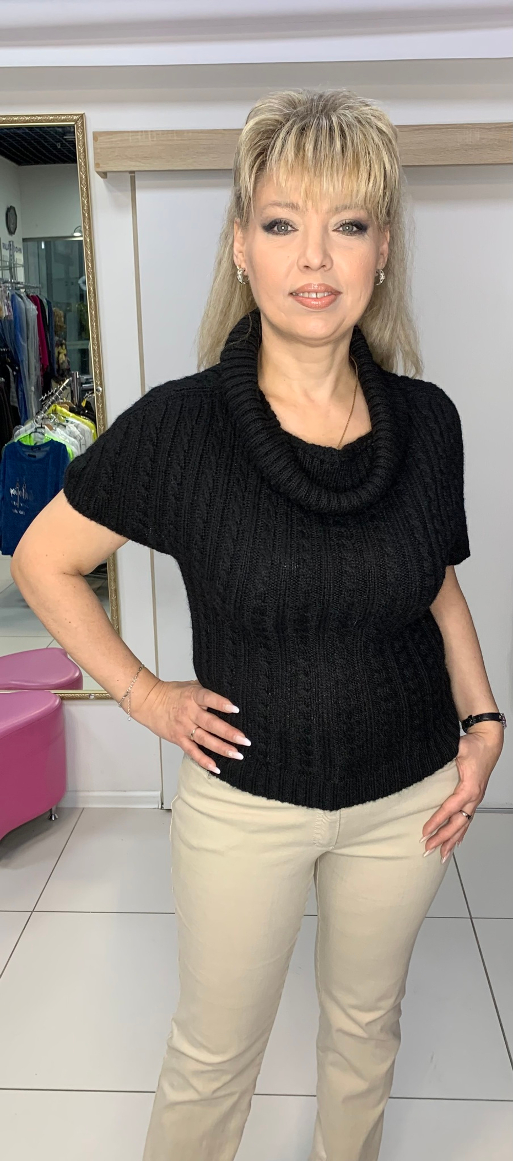 Черный короткий джемпер с короткими рукавами