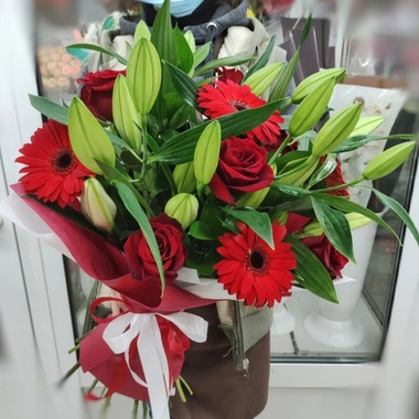 Авторский букет с лилиями и герберами