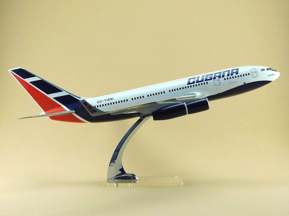 Модель самолета Ил-96-300 (М1:100, CUBANА)