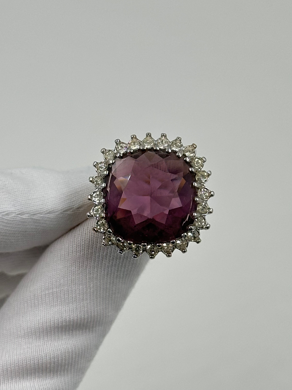 Кольцо с фиолетовым кристаллом