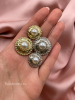 Пуговицы в золотистом металле с жемчугом и массивным обрамлением с косой